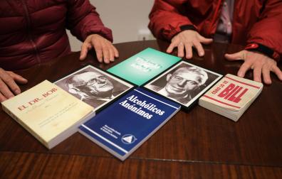 Libros escritos por los fundadores de Alcohólicos Anónimos, Bob Smith y Bill Wilson.