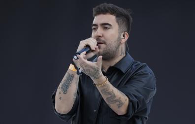 El cantautor Beret, durante su actuación en la vigilia ante 40.000 personas del papa León XIV en el Estadio Olímpico de Barcelona