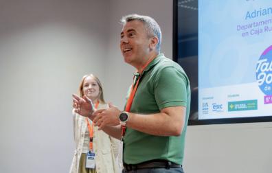 Álex Mendoza, del Departamento de Selección de Caja Rural de Navarra, junto conAdriana Ayarra, alumna de Talento Joven de Navarra 2025 y hoy trabajadora de la entidad financiera, en la primera sesión de Talento Joven de Navarra 2026