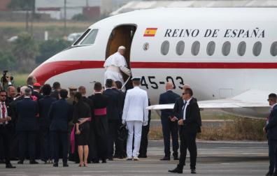 El papa León XIV sube al Falcon cedido por el rey Felipe VI que llevará al pontífice de regreso a Roma, tras la avería que ha sufrido el avión de Iberia que lo iba a trasladar