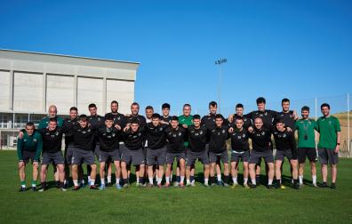 Los jugadores y el cuerpo técnico del Pamplona posan en el campo de fútbol de El Pontarrón de Mendigorría donde han entrenado el miércoles y el jueves
