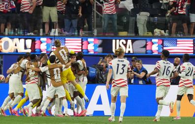 Jugadores de Estados Unidos celebran un gol de Folarin Balogun