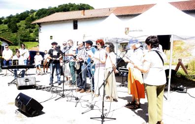 Uno de los grupos partícipes en el día del vale de Larraun.