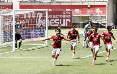 Alejandro Meca, extremo del Murcia Imperial, celebra el gol de la victoria en el minuto 92 con sus compañeros ante el desconsuelo de los jugadores del Pamplona