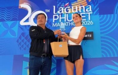 Verdeliss, recibiendo su premio en el podio de la maratón de Phuket en Tailandia