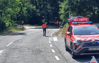 Dispositivo de la Policía Foral tras la colisión del automóvil y la motocicleta en Zudaire