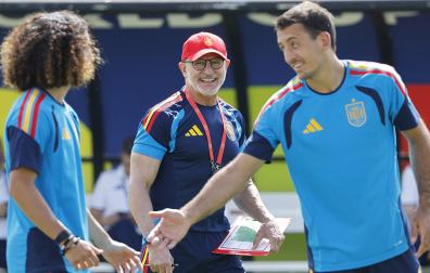 El seleccionador de España Luis de la Fuente (c) observa divertido la broma entre Cucurella y Oyarzabal
