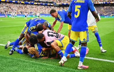 Los jugadores de Curazao celebran el empate logrado por Livano Comenencia en su debut mundialista contra Alemania