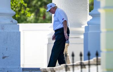 El presidente norteamericano Donald Trump desciende unas escaleras en la Casa Blanca