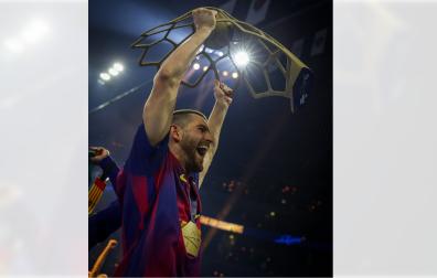 Antonio Bazán, pivote navarro del Barça, levantando el trofeo como campeón de la Liga de Campeones este pasado domingo 14 de junio en Colonia (Alemán)