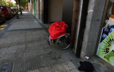 Silla de ruedas que utilizaba M. para pedir, este martes por la mañana en el lugar donde fue apuñalado el lunes.