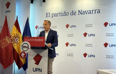 El parlamentario de UPN Juan Luis Sánchez de Muniáin, durante la rueda de prensa que ha convocado en la sede de su partido