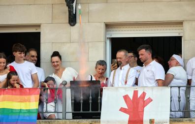 Imposición de pañuelicos, lanzamiento del cohete y celebración del primer día de las fiestas de Orkoien