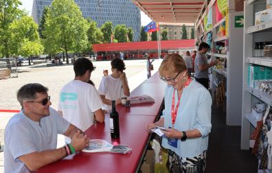 Voluntarios de la Tómbola de Cáritas encargados de entregar los premios.