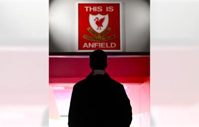 Andoni Iraola camina por el túnel de Anfield, el día de su presentación