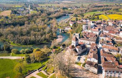 Una de las rutas propone la visita a la medieval Sauveterre-de-Béarn