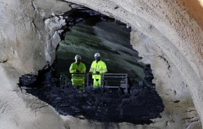 El cale, la conexión de las dos bocas de un túnel, se ha completado a las 11.35 horas de este viernes en la nueva galería de Belate, de 2.856 metros.