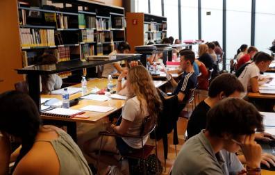 Estudiantes universitarios, en una biblioteca de Madrid.