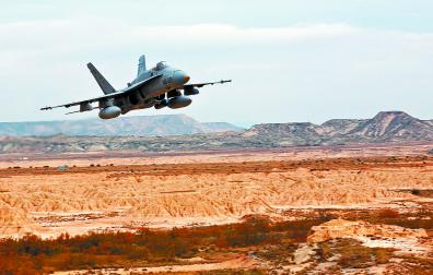 Un F/A-18 del Ejército del Aire sobrevuela los terrenos de maniobras del Polígono de Tiro de Bardenas Reales