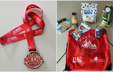 A la izda., la medalla conmemorativa. A la dcha., bolsa del corredor con productos de Lacturale, Alea, Ambar, Plis Plas, Conservas Pedro Luis y Carretilla