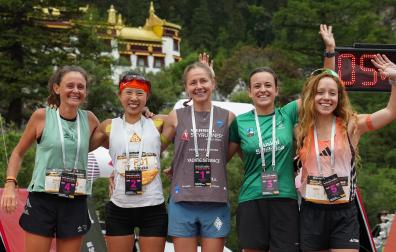 Ainara Alcuaz (4ª por la izquierda), entre las mejores clasificadas de la carrera china tras finalizar en tercera posición
