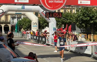 Andoni Acebedo cruza la línea de meta de la carrera de 21 kilómetros de La Media San Fermín.