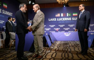 El ministro de Asuntos Exteriores de Irán, Abbas Araghchi (izquierda), estrecha la mano del primer ministro de Pakistán, Muhammad Shehbaz Sharif (centro), junto al jefe del Estado Mayor del Ejército de Pakistán, el mariscal de campo Asim Munir, antes de la reunión cuadrilateral para negociar el acuerdo de paz