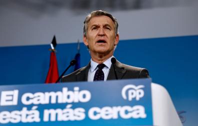 El líder del PP, Alberto Núñez Feijóo, durante la rueda de prensa ofrecida este lunes en la sede de la formación, en Madrid
