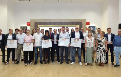 Foto de familia de galardonados y organizadores de los Premios Pyme 2026. El séptimo por la izquierda es el CEO de Bodega Otazu, Diego Farrera