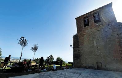 El espacio verde ubicado junto a la Iglesia de San Andrés, de Zariquiegui, es uno de los refugios existentes en la Comunidad foral para combatir el calor