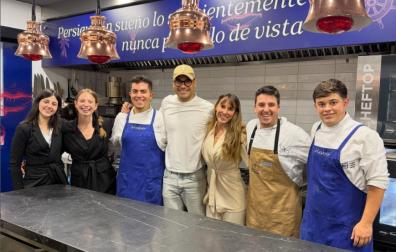 El cantante mexicano Carlos Rivera, con gorra en el centro, junto al personal del restaurante Kabo