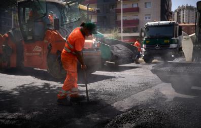 *A: SERGIO MARTÍN *F: 23/06/2026 *P: *L: PAMPLONA *T: Trabajadores de distintos gremios en plena ola de calor en Pamplona. Operarios trabajan en el asfaltado de la avenida Bayona en plena ola de calor.