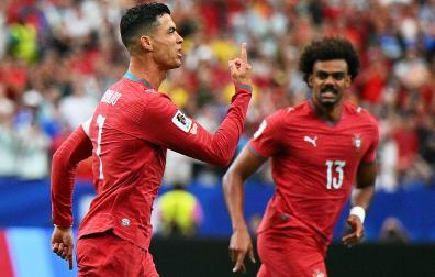 Cristiano Ronaldo celebra uno de sus tantos anotados contra Uzbekistan