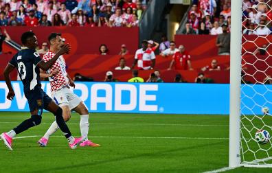Momento en el que Ante Budimir empuja a gol el centro de Stanisic