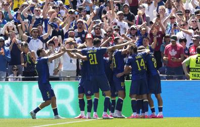 Los jugadores bosnios celebran uno de los tantos contra Catar