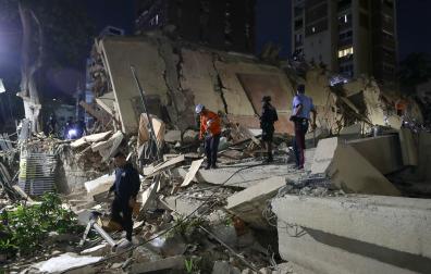 Integrantes de cuerpos de emergencia buscan víctimas en Caracas tras los dos terremotos en Venezuela