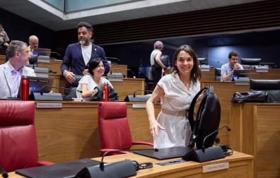 Begoña Alfaro, en el pleno del Parlamento de este jueves.