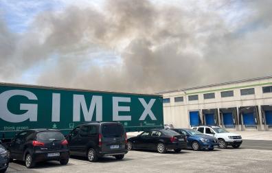 El humo, detrás de la empresa Gimex de la Ciudad del Transporte.