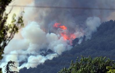 Foto del incendio al norte del monte San Cristóbal