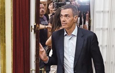 El presidente del Gobierno, Pedro Sánchez, abandonaba el jueves el hemiciclo, tras la sesión plenaria
