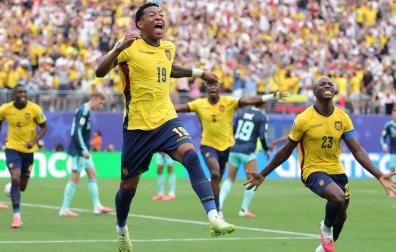 Gonzalo Plata, de Ecuador, celebra su gol