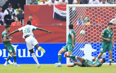 Pape Gueye anota uno de los dos goles que marcó a Iraq