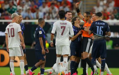 El arbitro Ismail Elfath (2-d) muestra tarjeta roja a Agustín Canobbio (3-d) de Uruguay este viernes, en un partido del grupo H del Mundial de la FIFA 2026 entre Uruguay y España en el estadio Akron en Guadalajara (México)