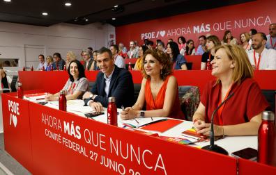 El secretario general del PSOE, Pedro Sánchez  (2i), y la vicesecretaria general, María Jesús Montero (2d), durante la reunión del Comité Federal del Partido, este sábado