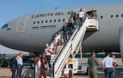 El avión A330 del Ejército del Aire que partió el pasado jueves a Venezuela para colaborar en la emergencia del terremoto que ha dejado por el momento más de 1.400 muertos ha regresado este domingo a España con 96 personas repatriadas de ocho nacionalidades diferentes, 76 de ellas españolas.