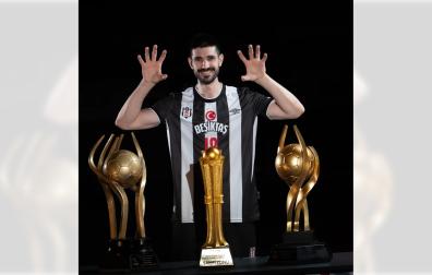 Eduardo Gurbindo Martínez, con los títulos que ha conseguido estas últimas temporadas con el Besiktas turco