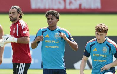 Los jugadores de la selección española David Raya (izda.), Lamine Yamal (centro) y Víctor Muñoz (dcha.) durante el entrenamiento de este lunes, 29 de junio