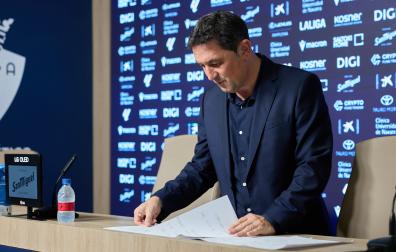 Braulio Vázquez repasa sus notas antes de una conferencia de prensa