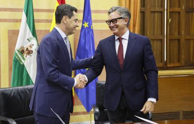 El candidato a la investidura y líder de los populares andaluces, Juanma Moreno, y el líder de Vox en la comunidad, Manuel Gavira, durante la firma del "acuerdo de gobierno y estabilidad"