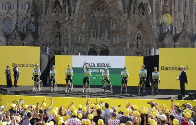 El conjunto navarro Caja Rural-Seguros RGA, que debuta en el Tour, en la presentación este jueves en Barcelona